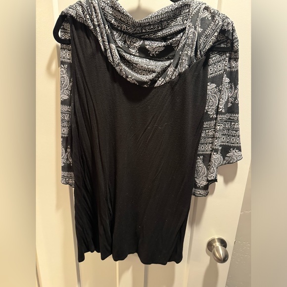 Black white poncho style top, size 3X - Picture 2 of 3